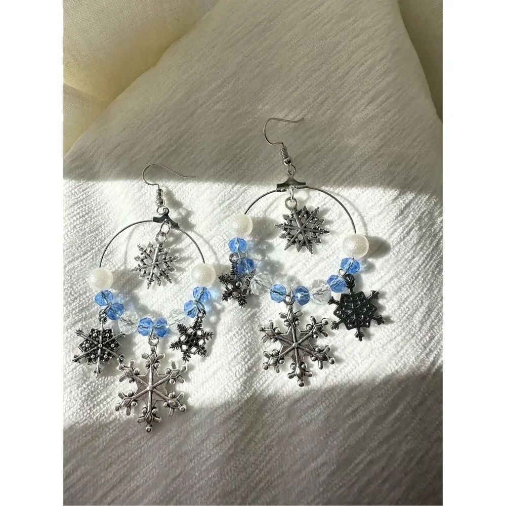 Snowflake dangle beaded earrings 